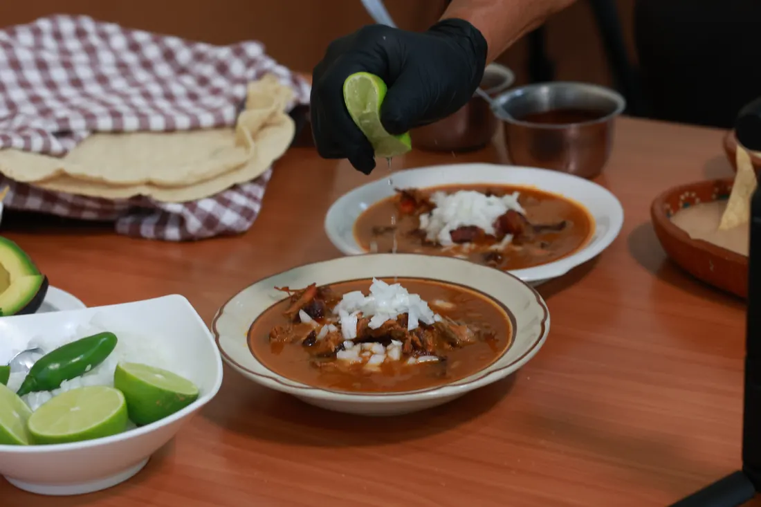 Platillo de birria de chivo de La Tapatía