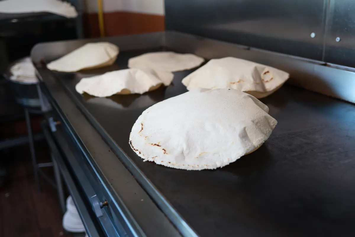 Tortillas gigantes artesanales de La Tapatía en la plancha
