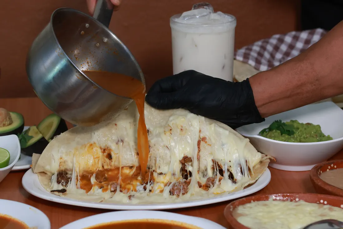 Quesabirria gigante de La Tapatía con queso y birria