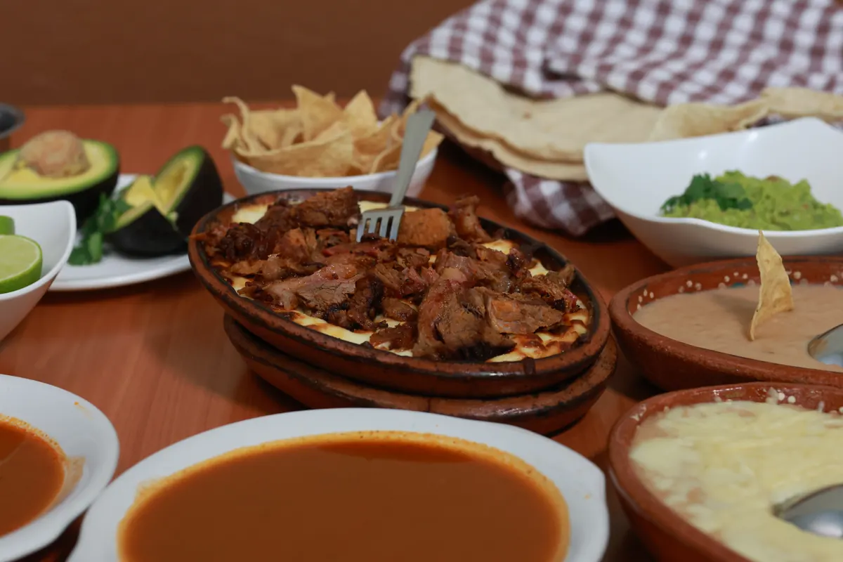Queso fundido con carne servido en La Tapatía