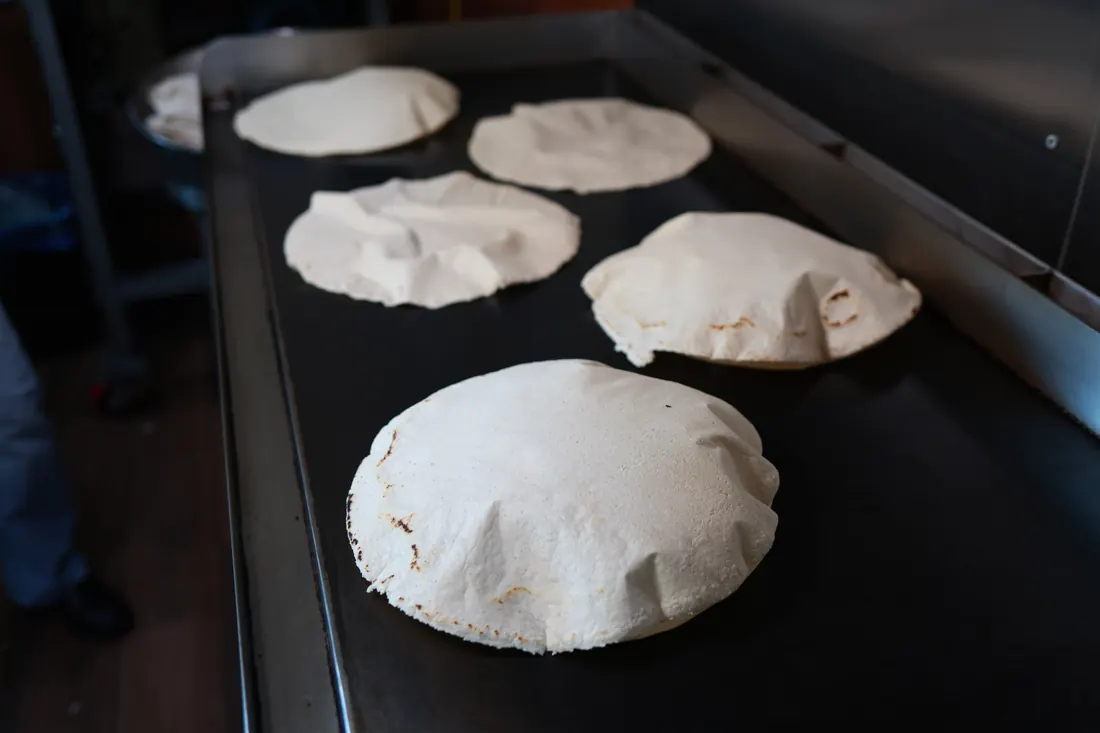 Tortillas gigantes artesanales cocinándose en la plancha